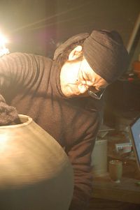 大きな壺を制作している谷井芳山