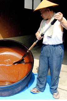 生漆を自ら精製する畠中昭一