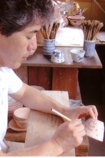 毛筆で手書きをする井手國博