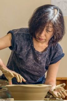 ロクロで作陶をしているYukoBody